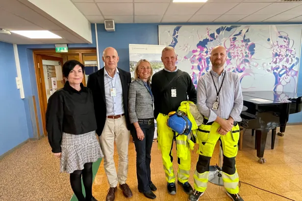 En gruppe mennesker som poserer for et bilde