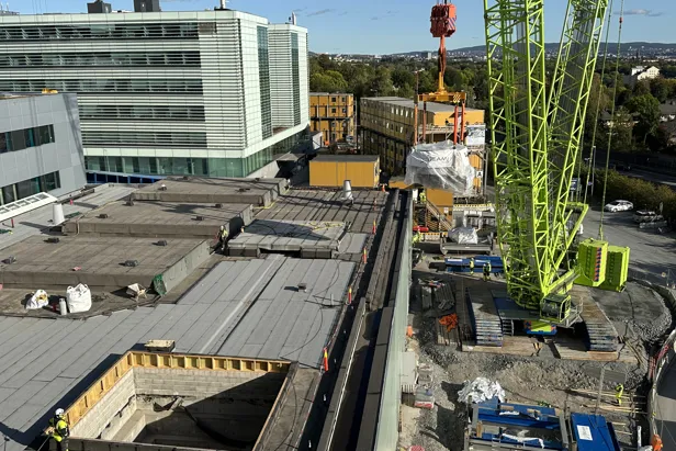 En høy vinkelvisning av en byggeplass