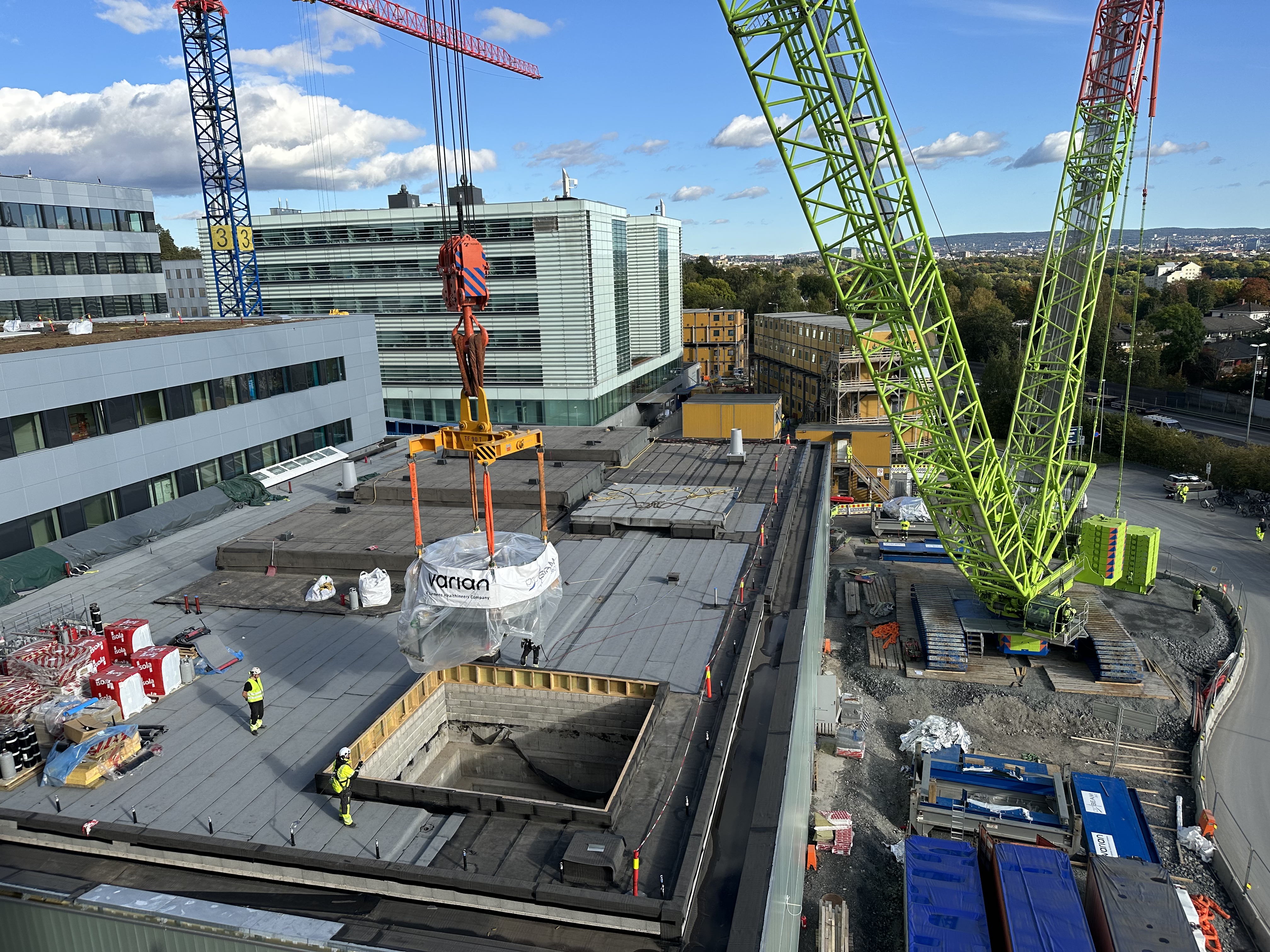 En byggeplass med kraner og bygninger