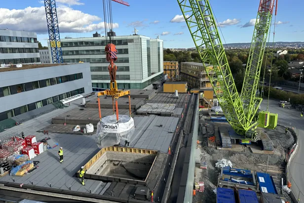 En byggeplass med kraner og bygninger