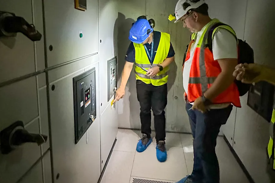 Noen få menn iført sikkerhetsvester