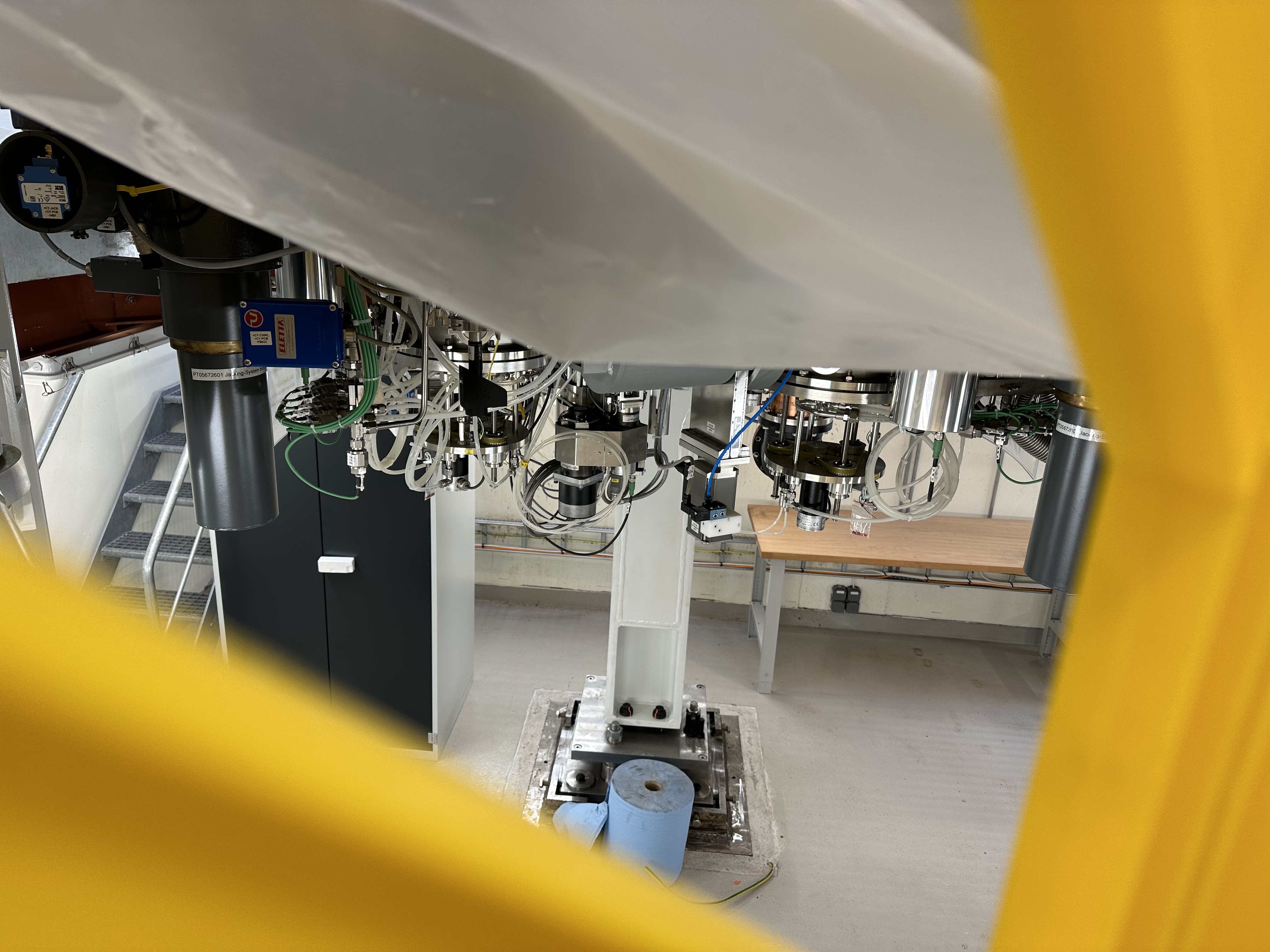 Sett fra innsiden av en fabrikk