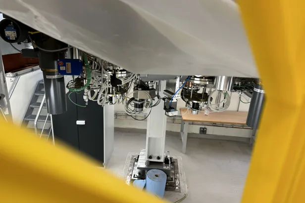 Sett fra innsiden av en fabrikk