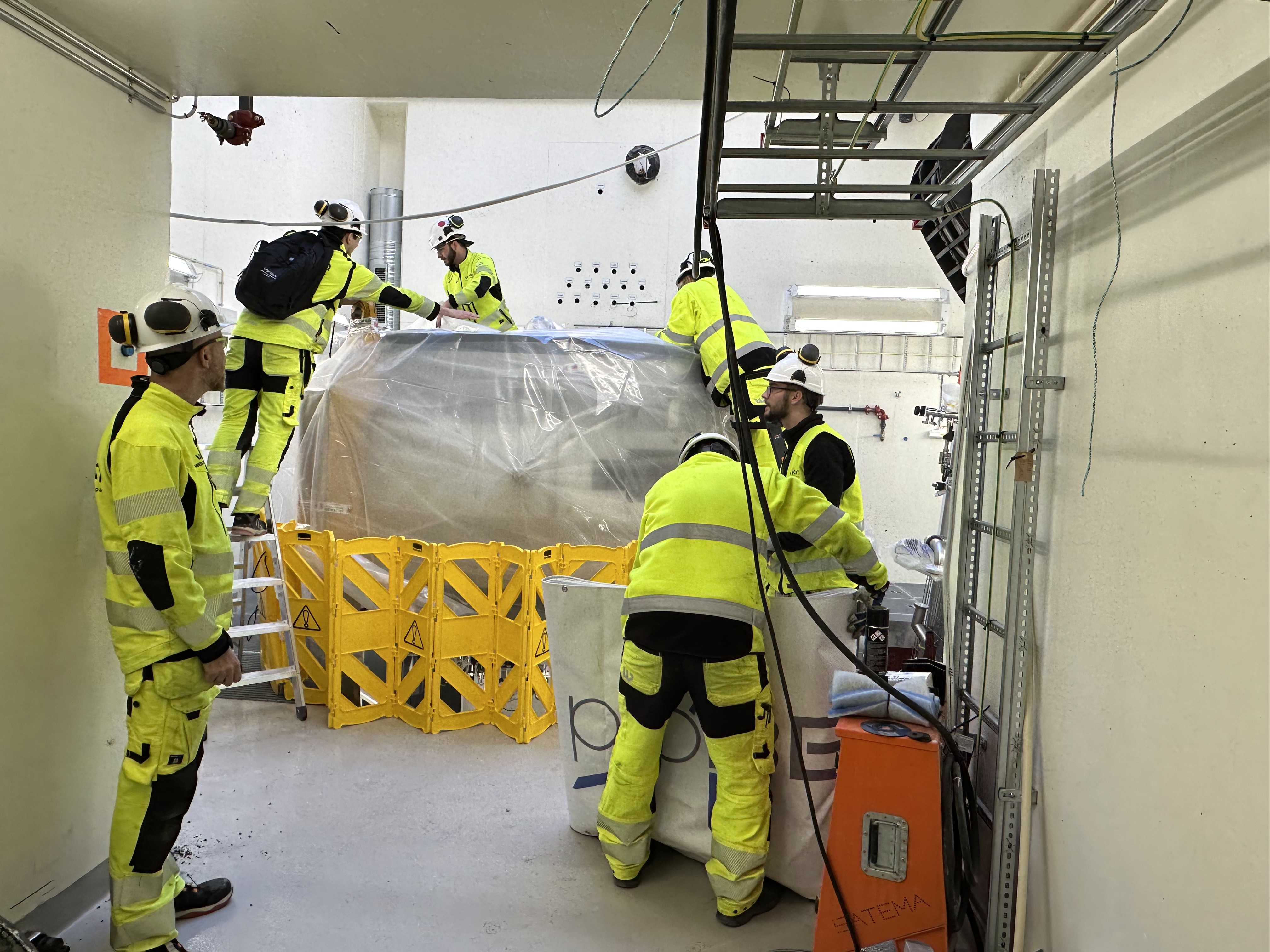 En gruppe menn i gule jakker