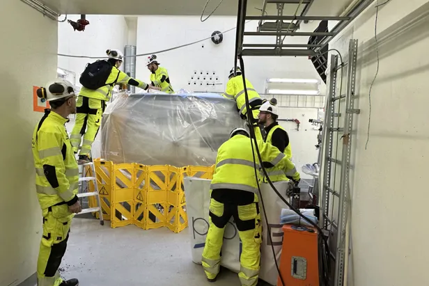 En gruppe menn i gule jakker