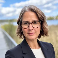 En person med langt hår og briller