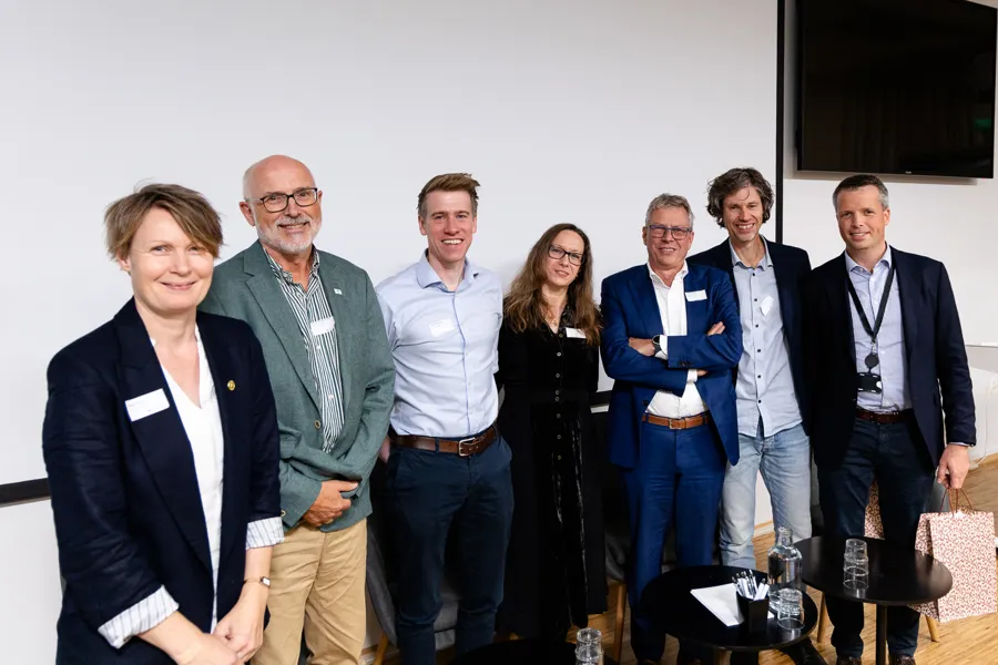En gruppe mennesker som poserer for et bilde