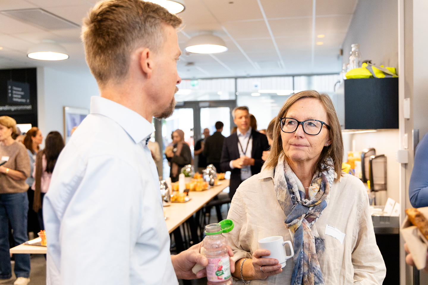 En mann og en kvinne på en konferanse