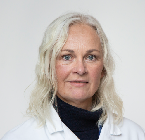 En kvinne med blondt hår