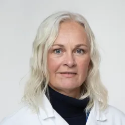 En kvinne med blondt hår