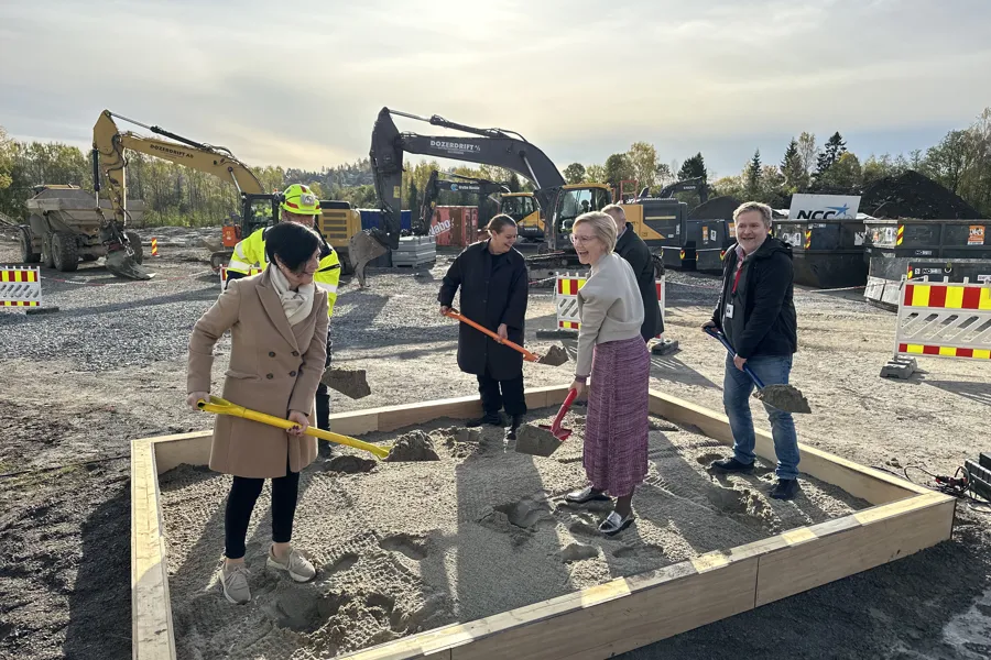 Kjerkol tar første spadetak på Ila