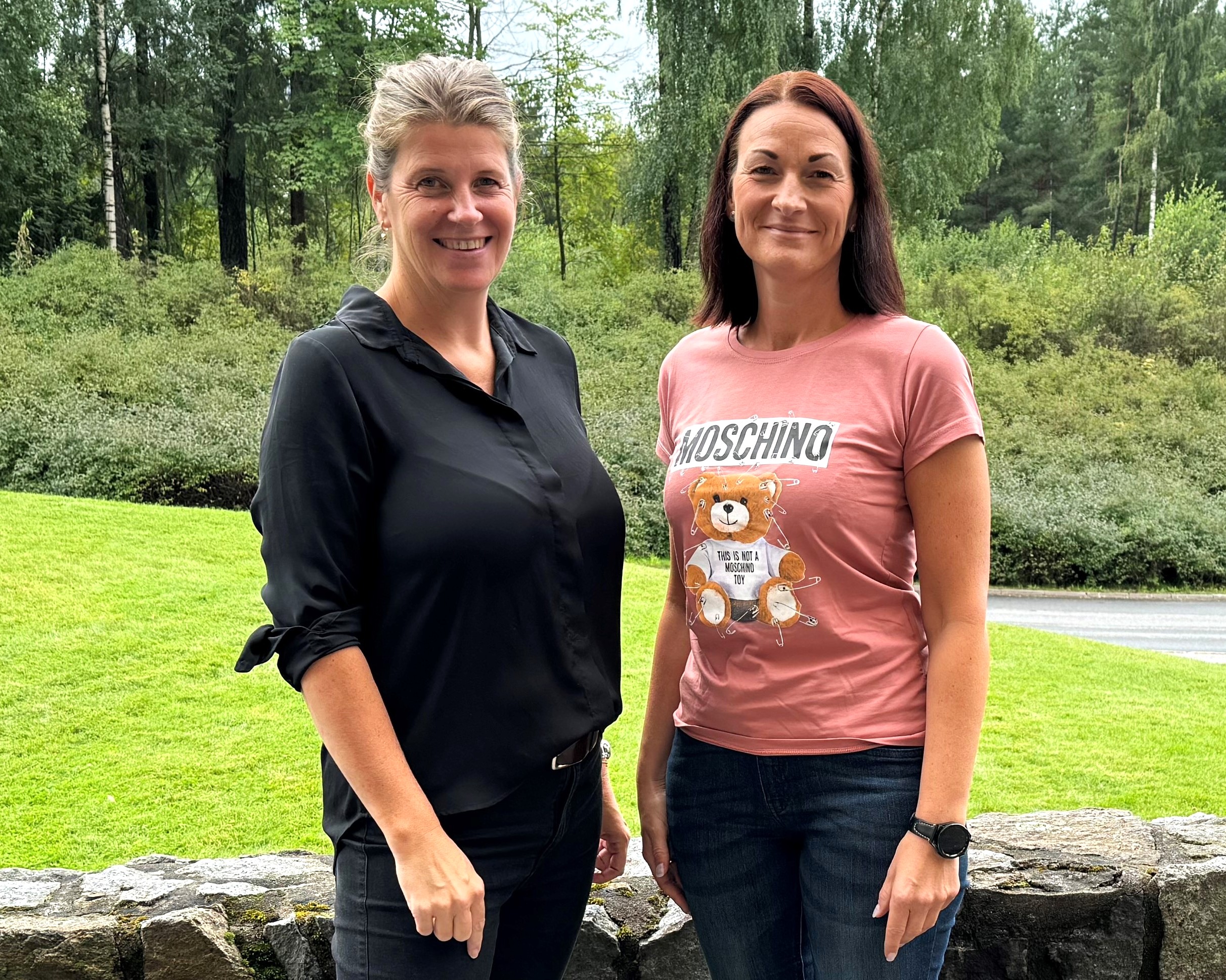 En mann og kvinne som poserer for et bilde