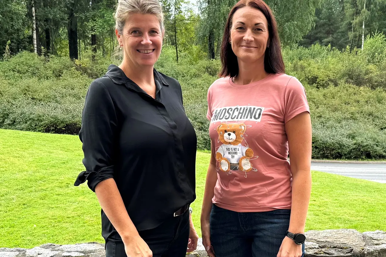 En mann og kvinne som poserer for et bilde