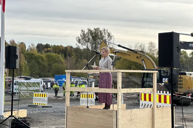 En person som står på en byggeplass