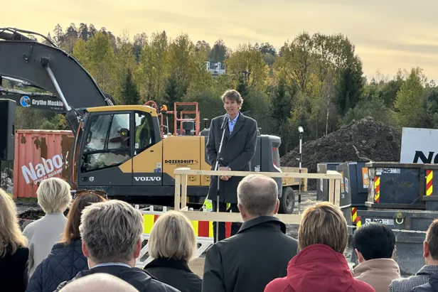 En person som står på en lastebil