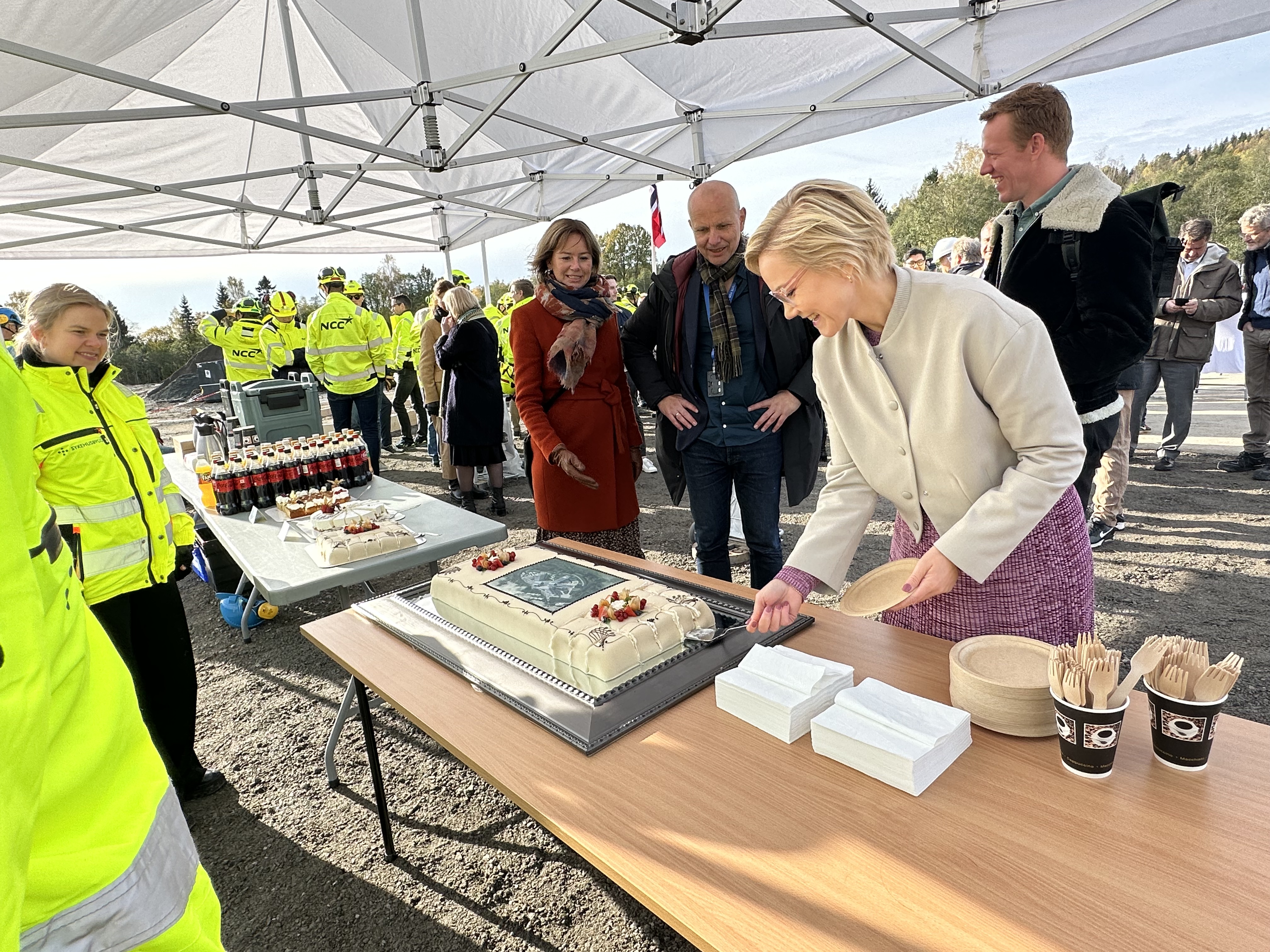 En gruppe mennesker på et utendørs arrangement