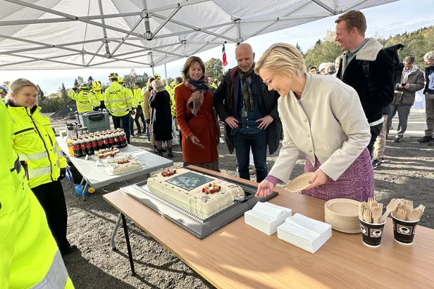 En gruppe mennesker på et utendørs arrangement
