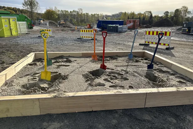 En byggeplass med noen få kraner