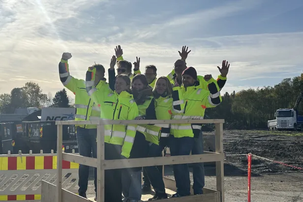 En gruppe mennesker i gule jakker