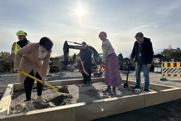 En gruppe mennesker som spar