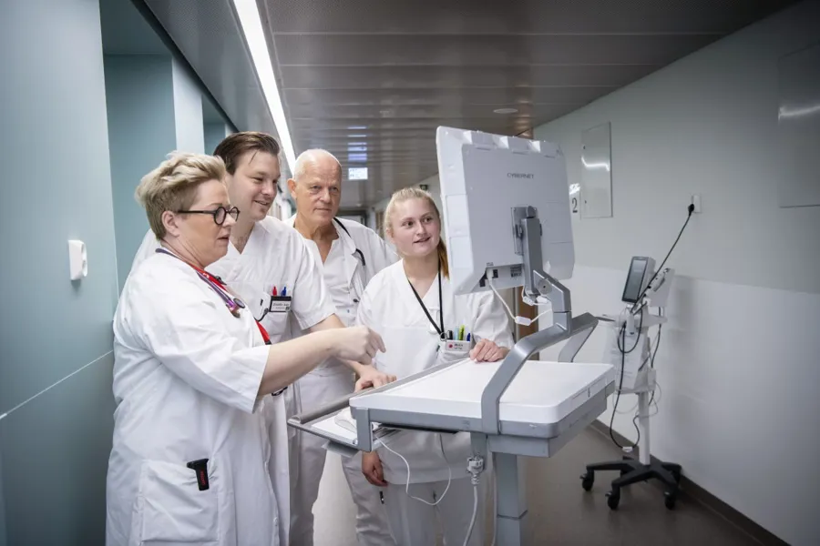 En gruppe mennesker i hvite frakker