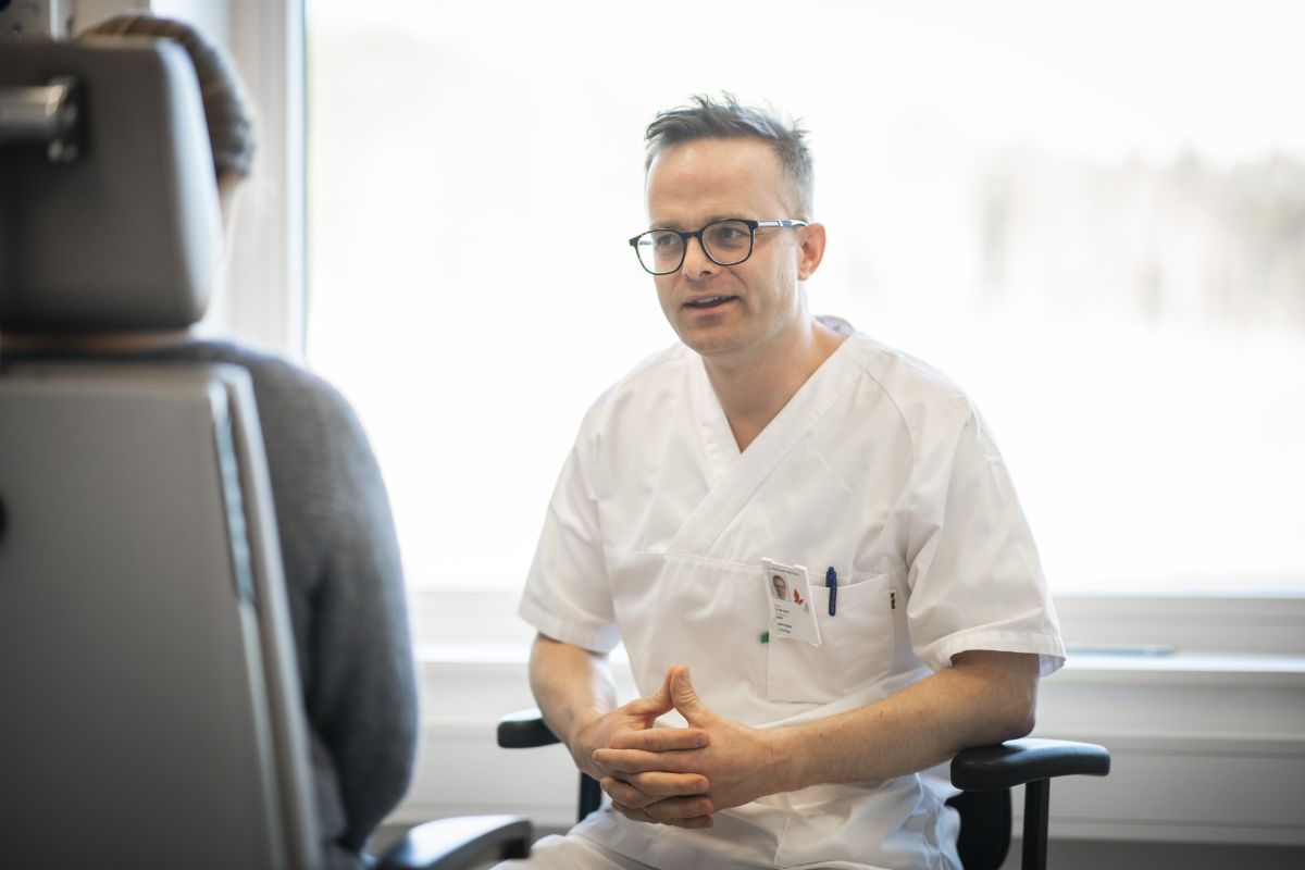 En mann som sitter i en stol