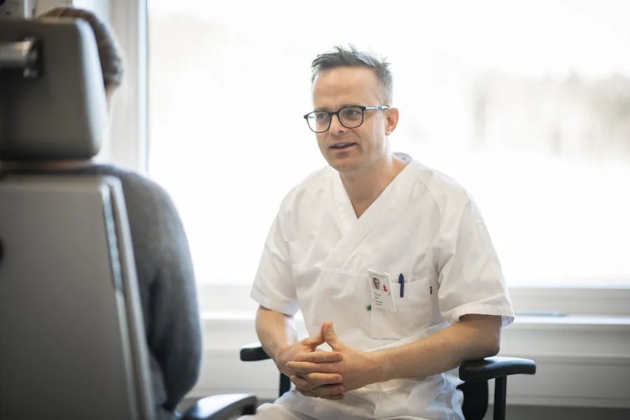 En mann som sitter i en stol