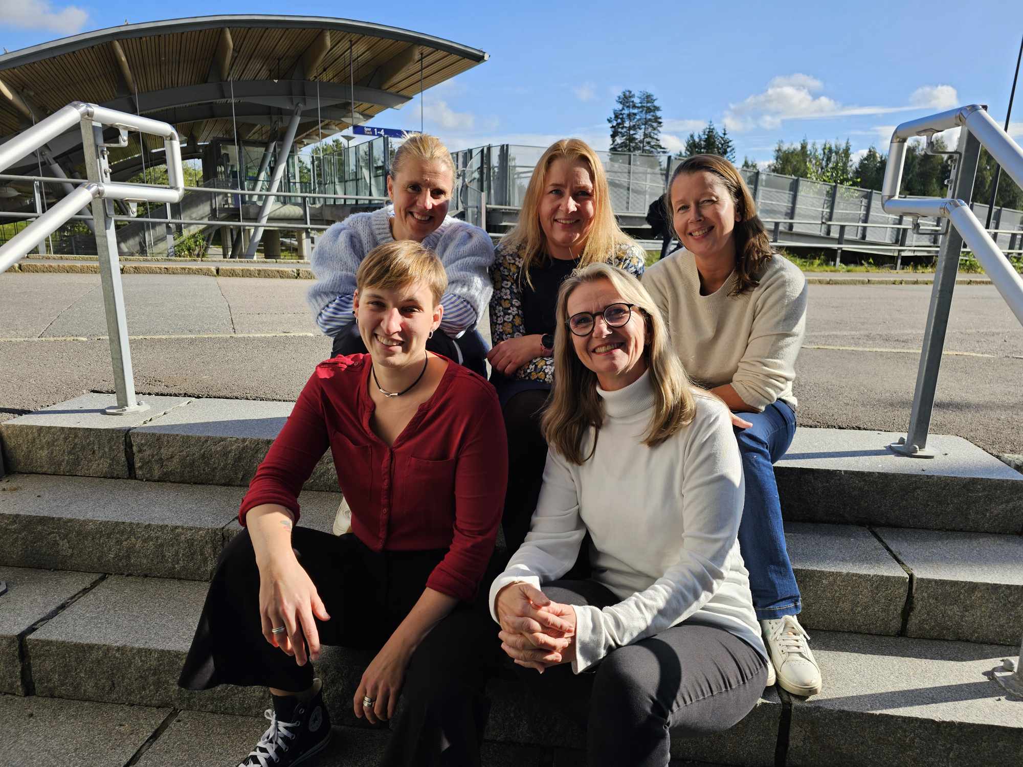En gruppe mennesker som poserer for et bilde
