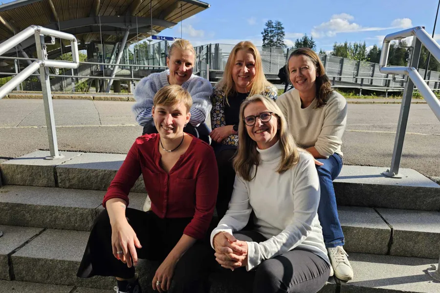 En gruppe mennesker som poserer for et bilde