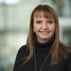 En kvinne med langt hår