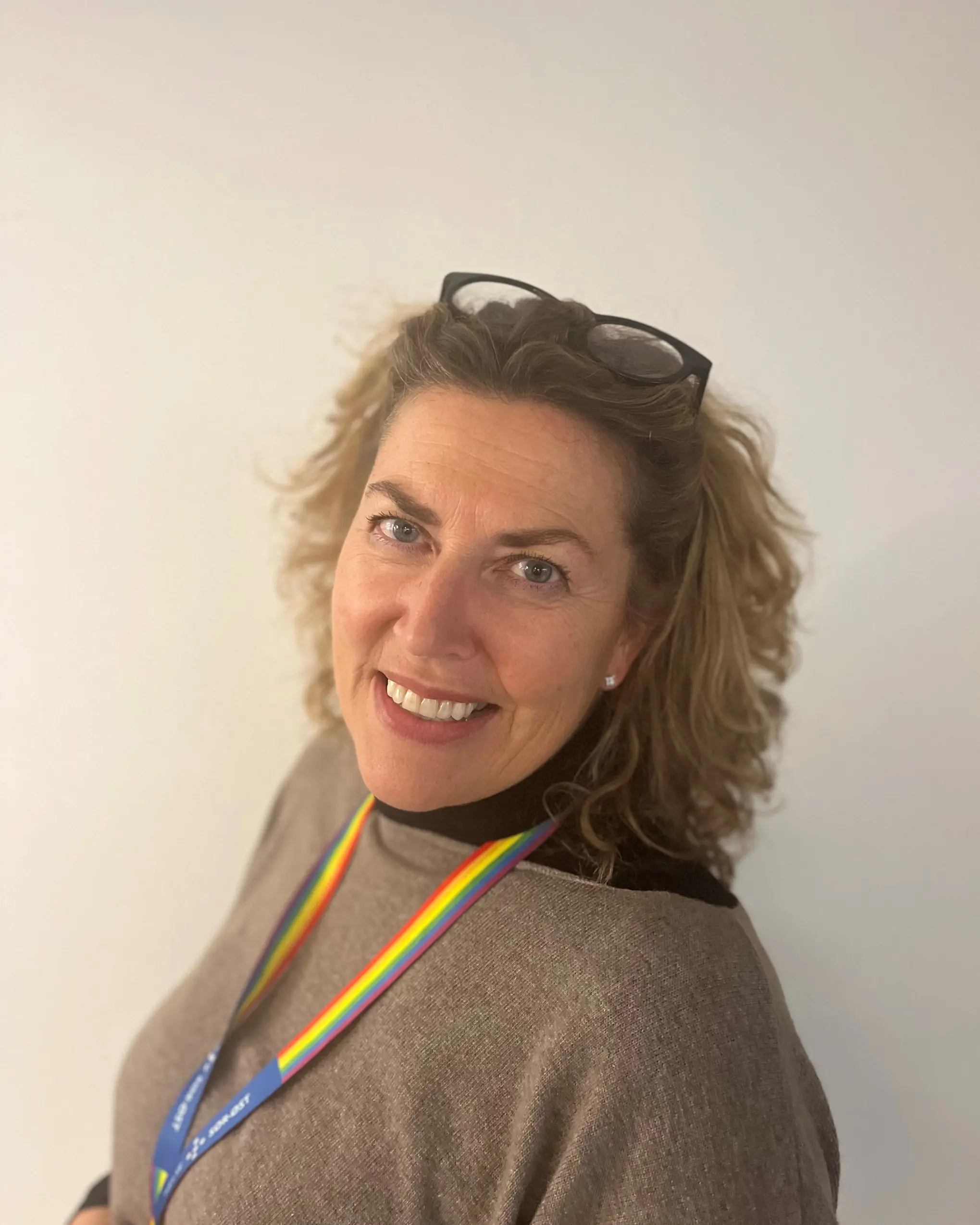 En kvinne som smiler til kameraet