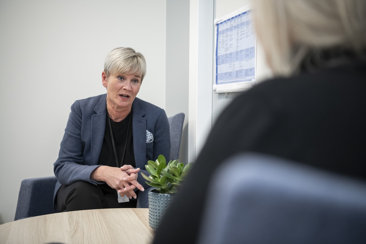 En person som sitter ved et bord