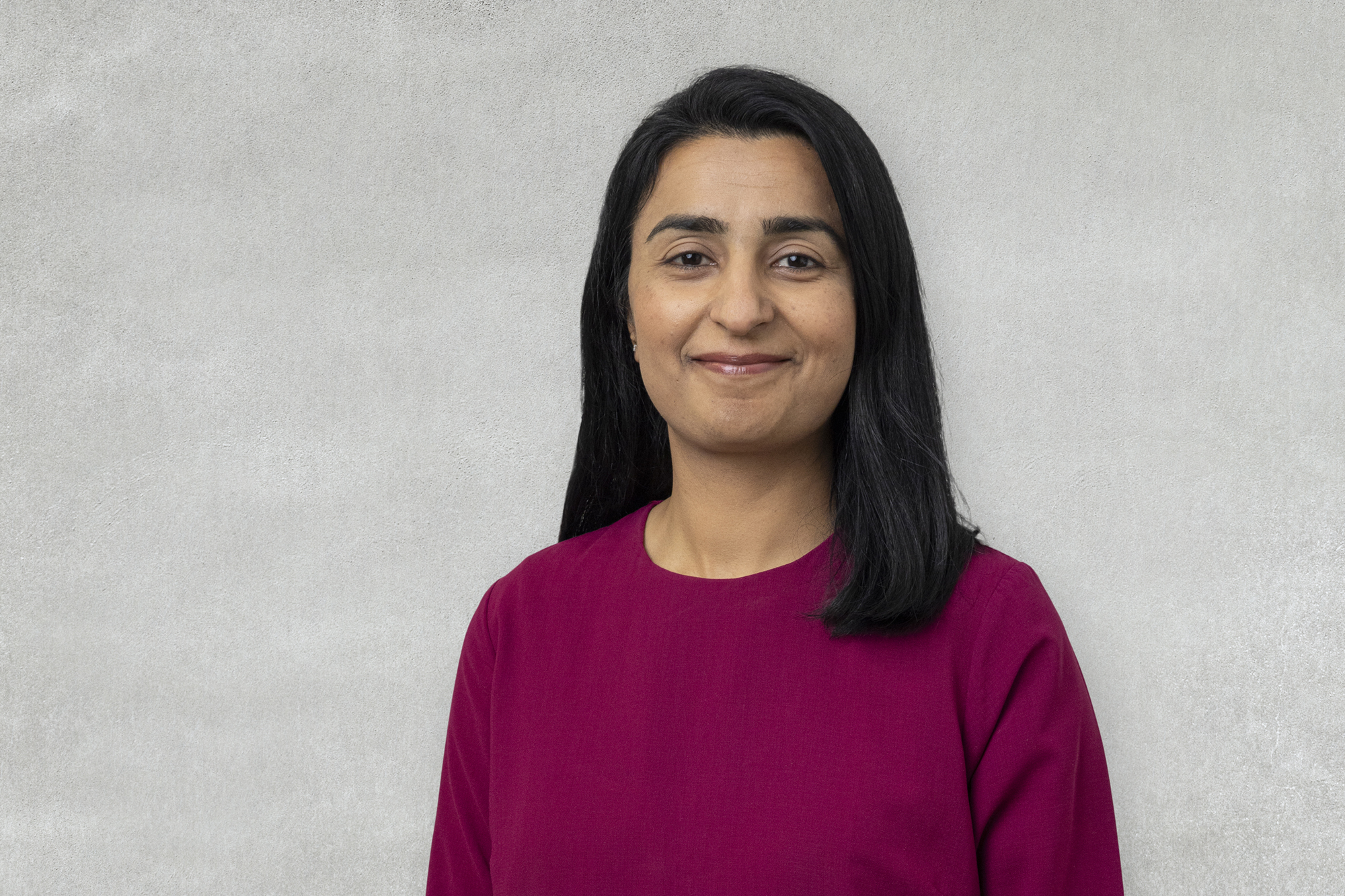 En mann som smiler til kameraet