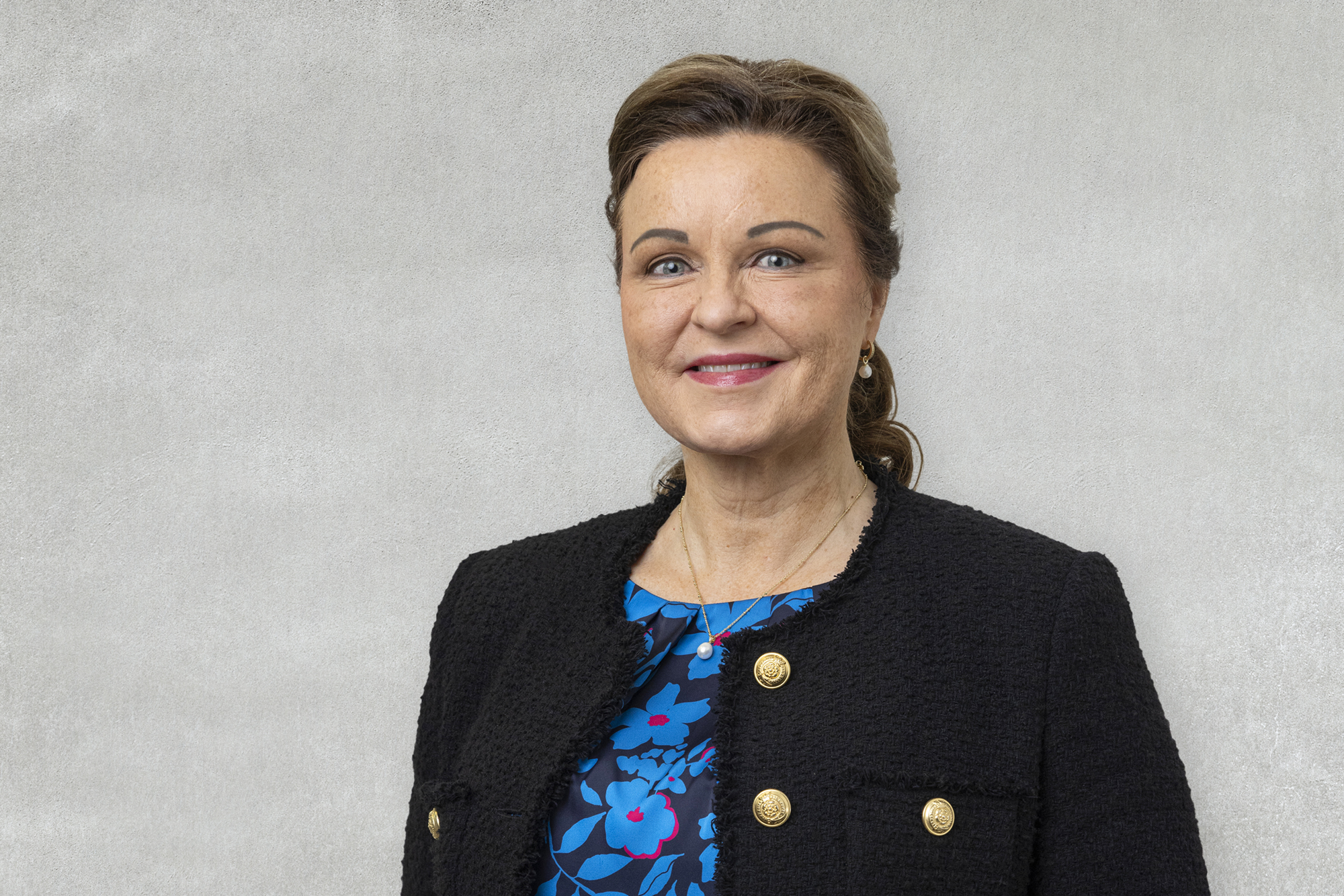 En mann i svart jakke