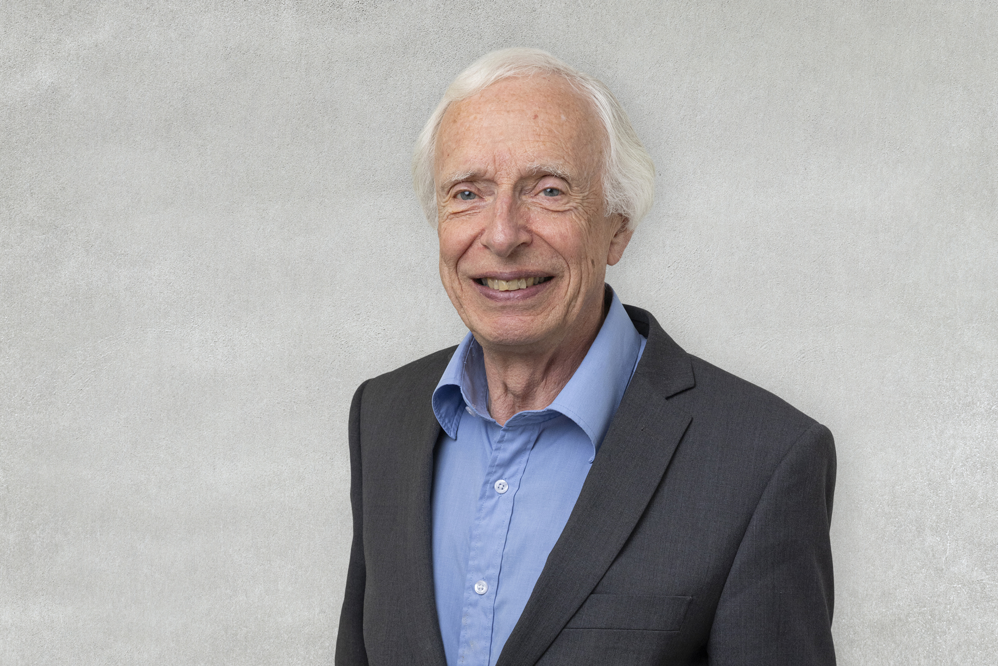 En mann i dress som smiler