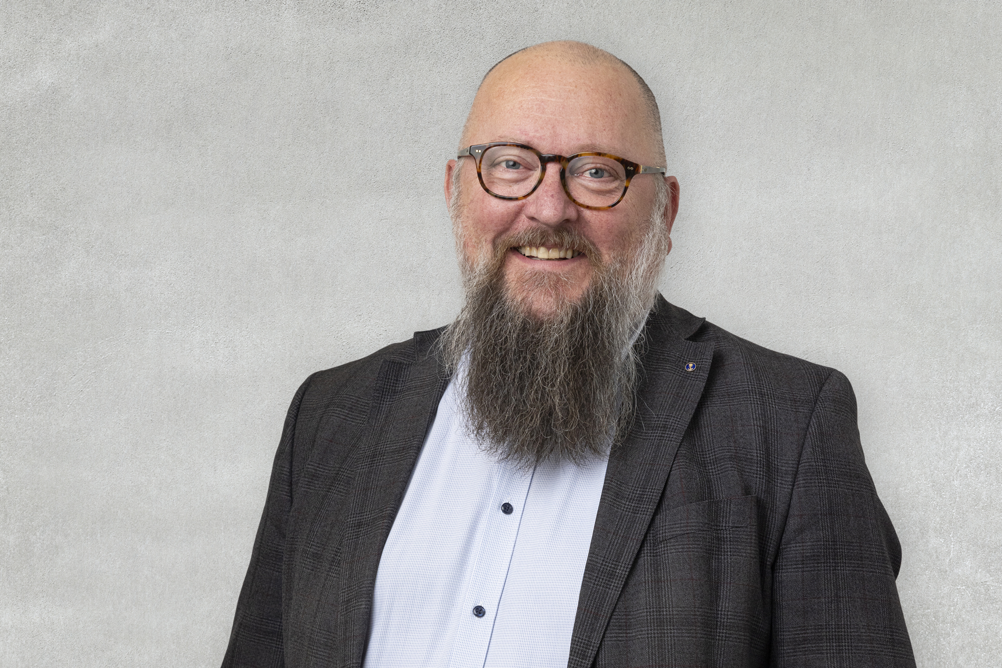 En mann med skjegg og briller