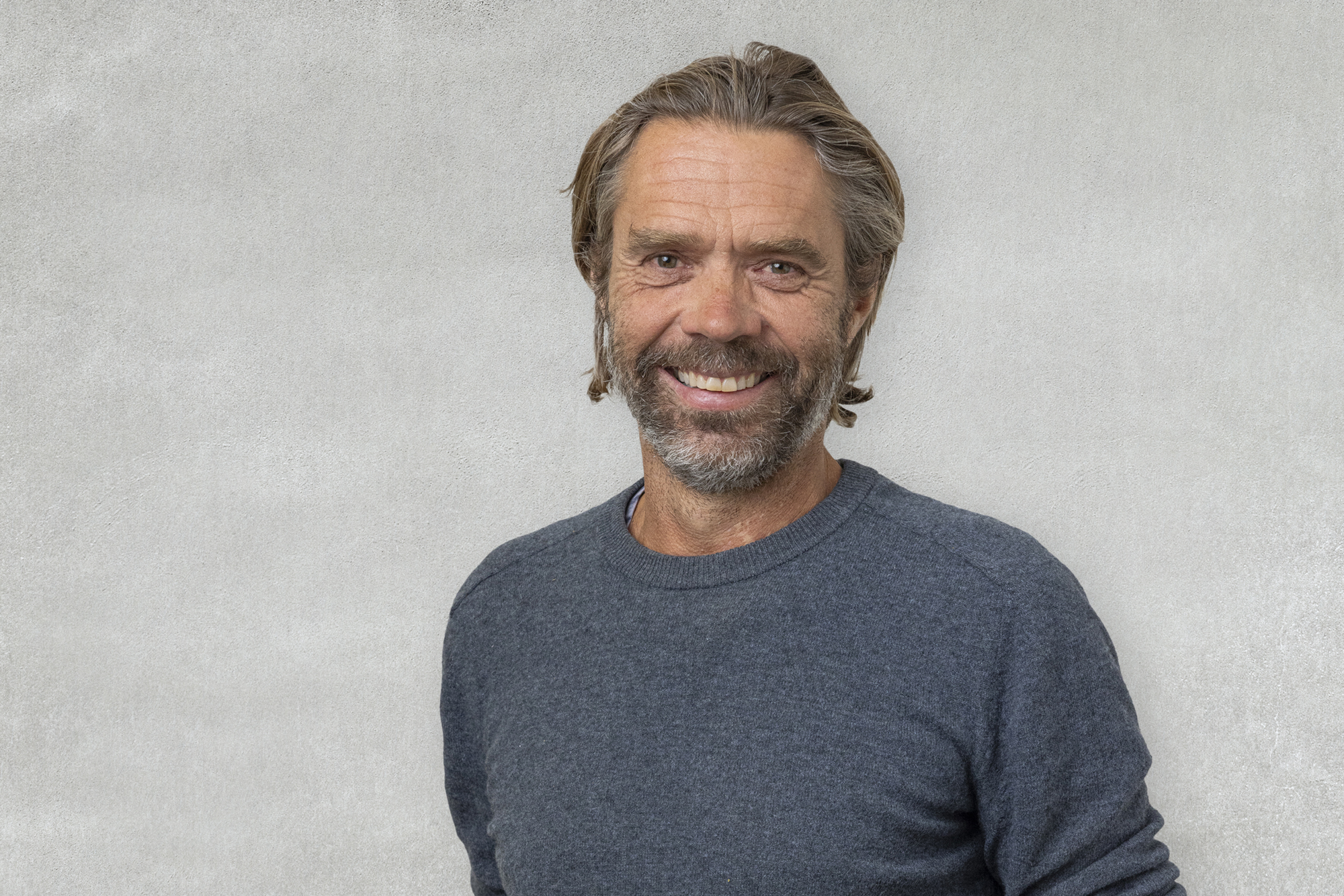 En mann som smiler til kameraet