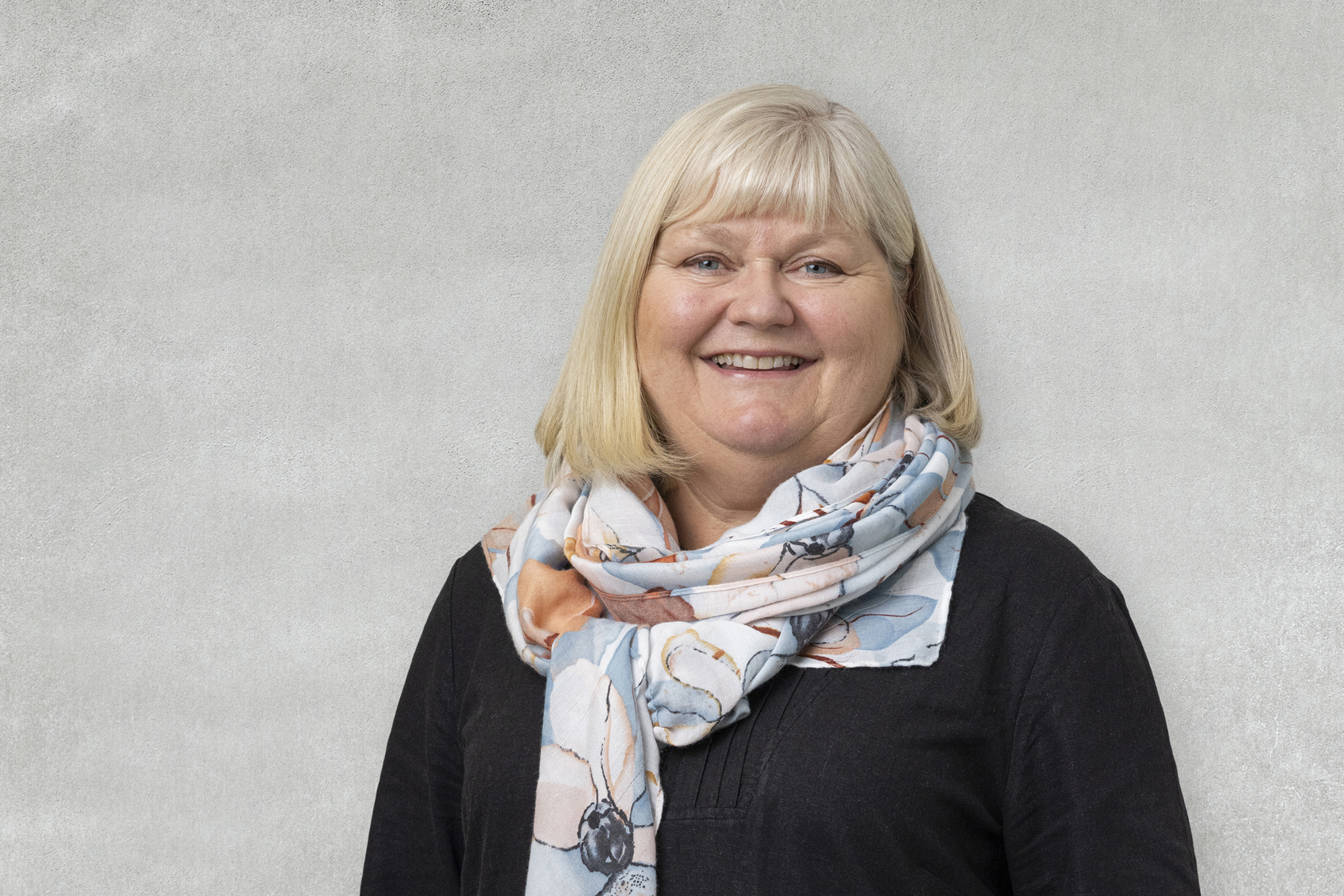 En person som holder et skjerf