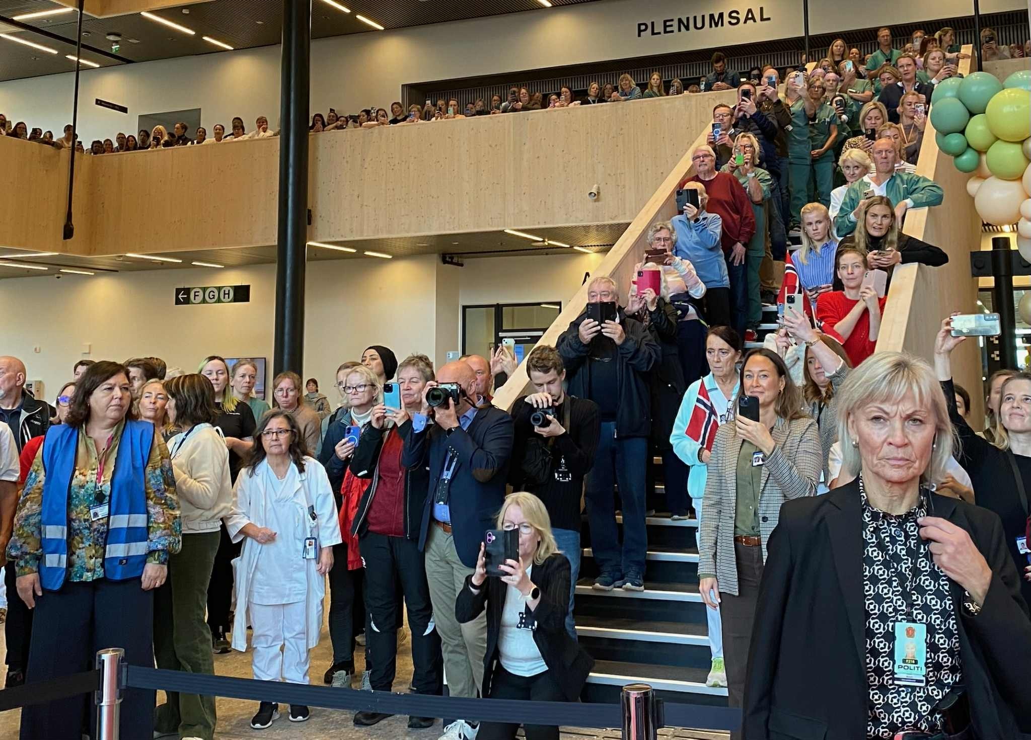 En gruppe mennesker som står i trapper