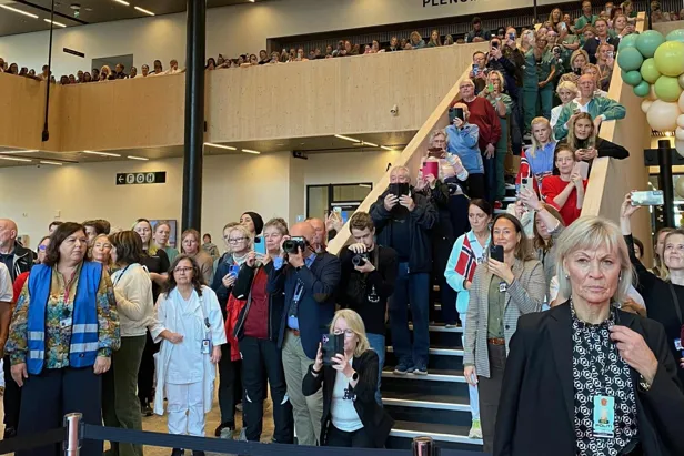 En gruppe mennesker som står i trapper