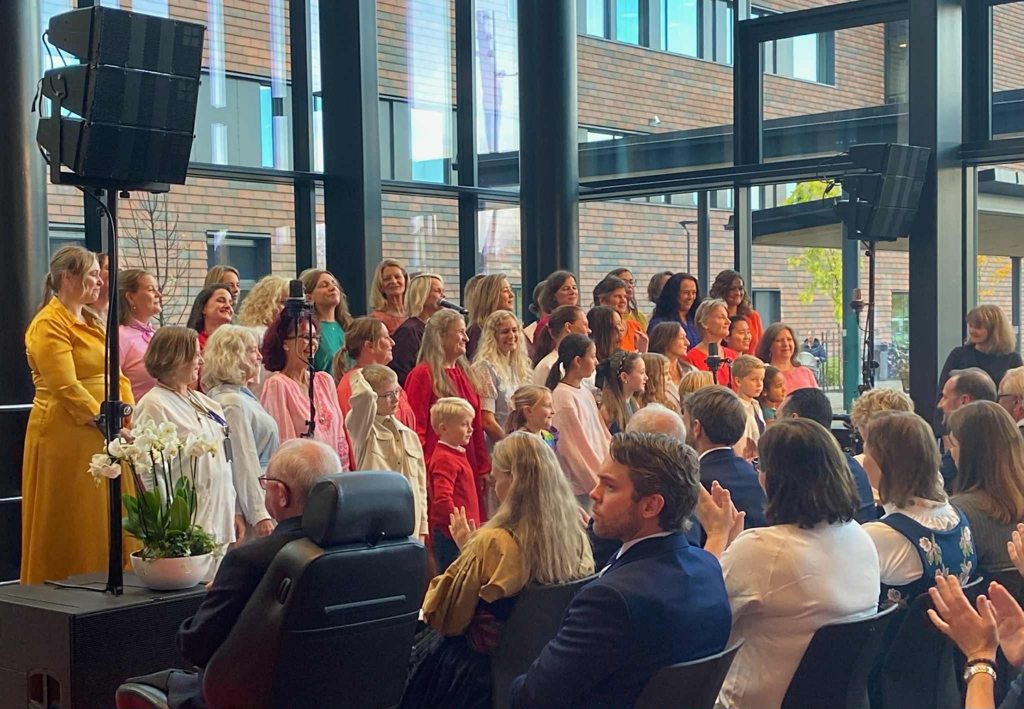 En gruppe mennesker som sitter i et rom