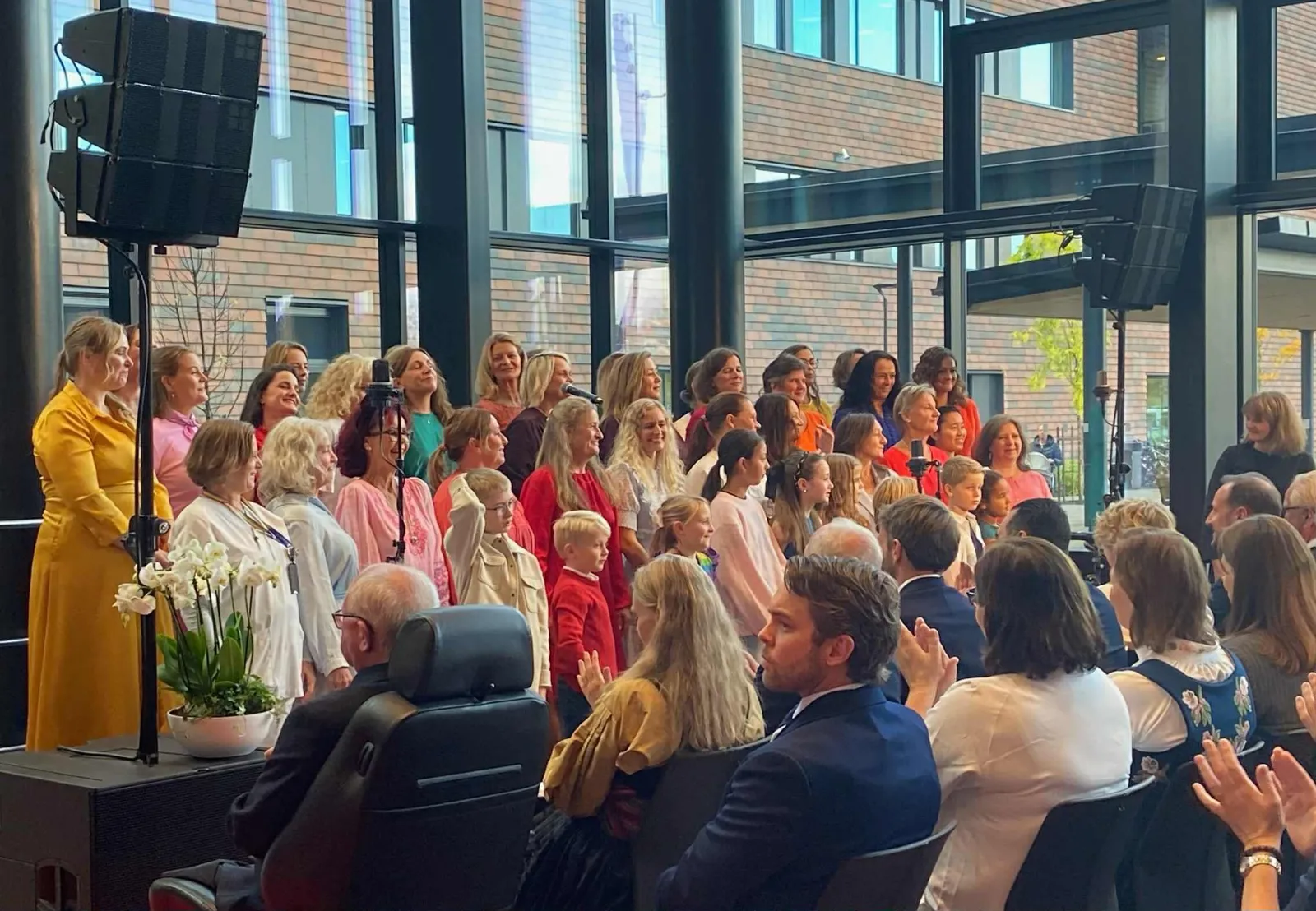 En gruppe mennesker som sitter i et rom