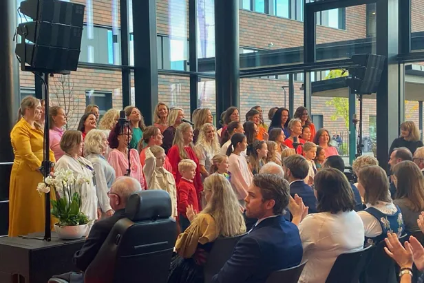 En gruppe mennesker som sitter i et rom