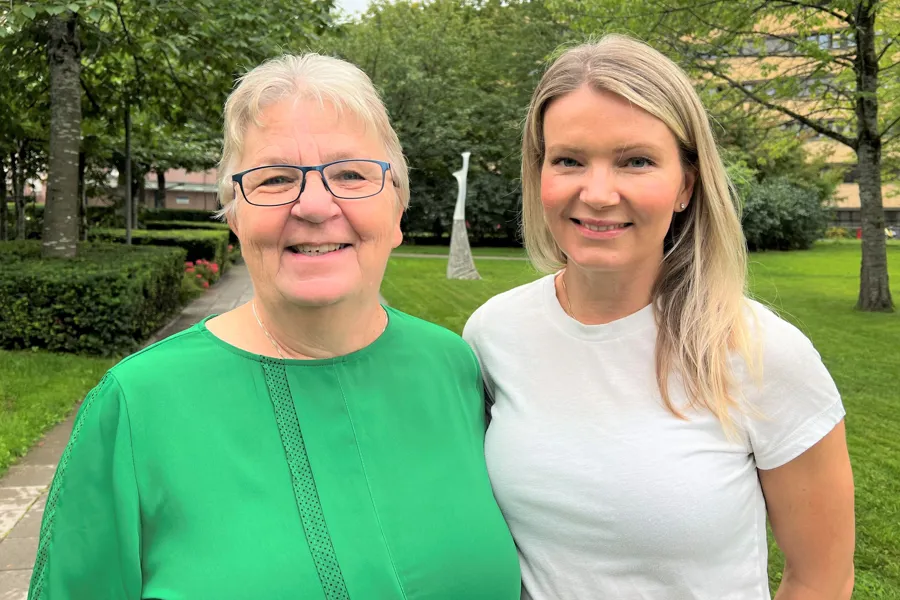 En mann og kvinne som poserer for et bilde