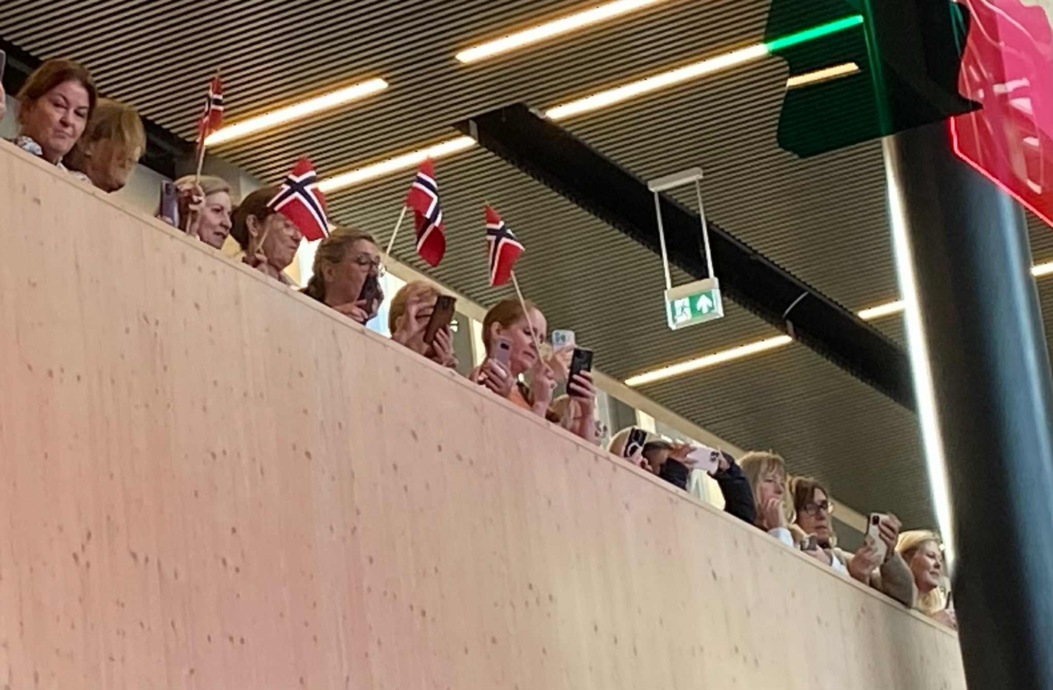 En gruppe mennesker som sitter på en vegg