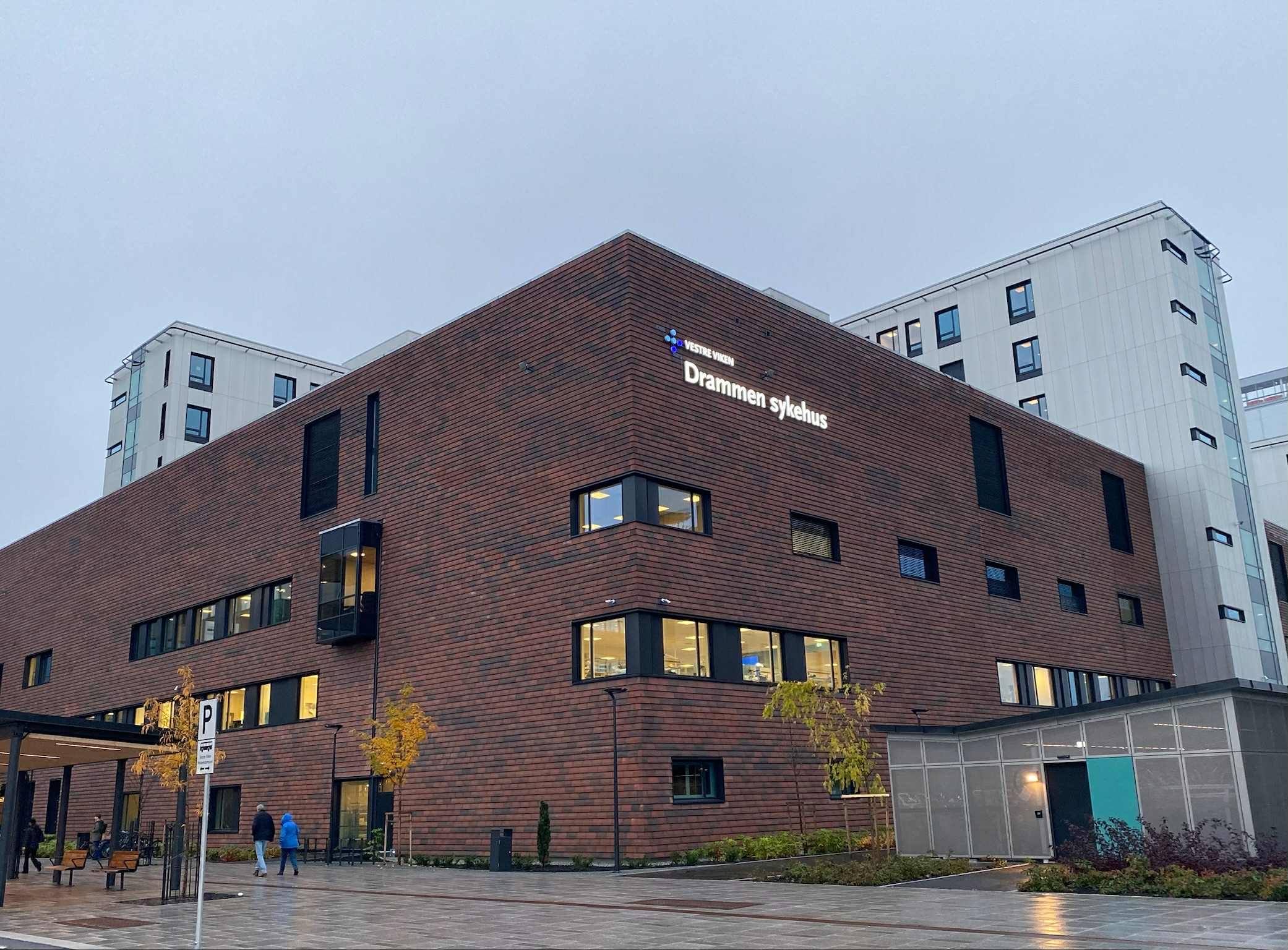 Et stort bygg med mange vinduer