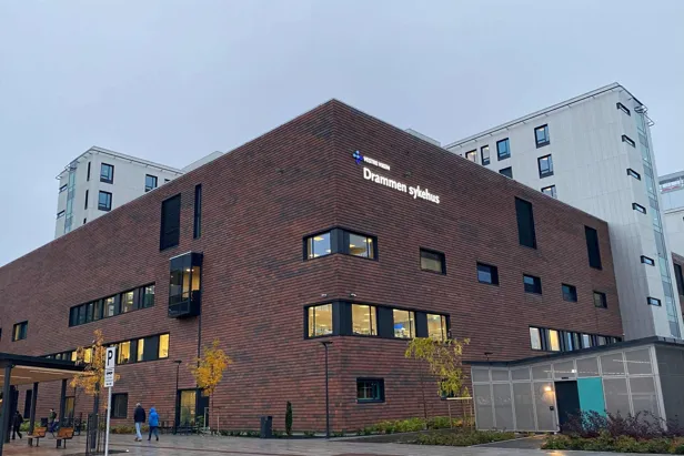 Et stort bygg med mange vinduer