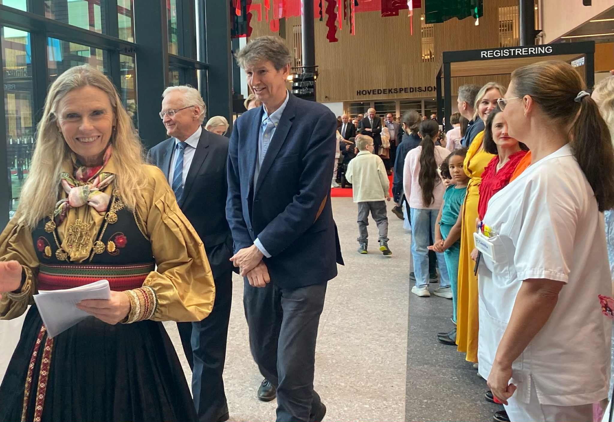 En gruppe mennesker som går