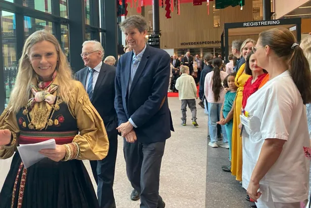 En gruppe mennesker som går