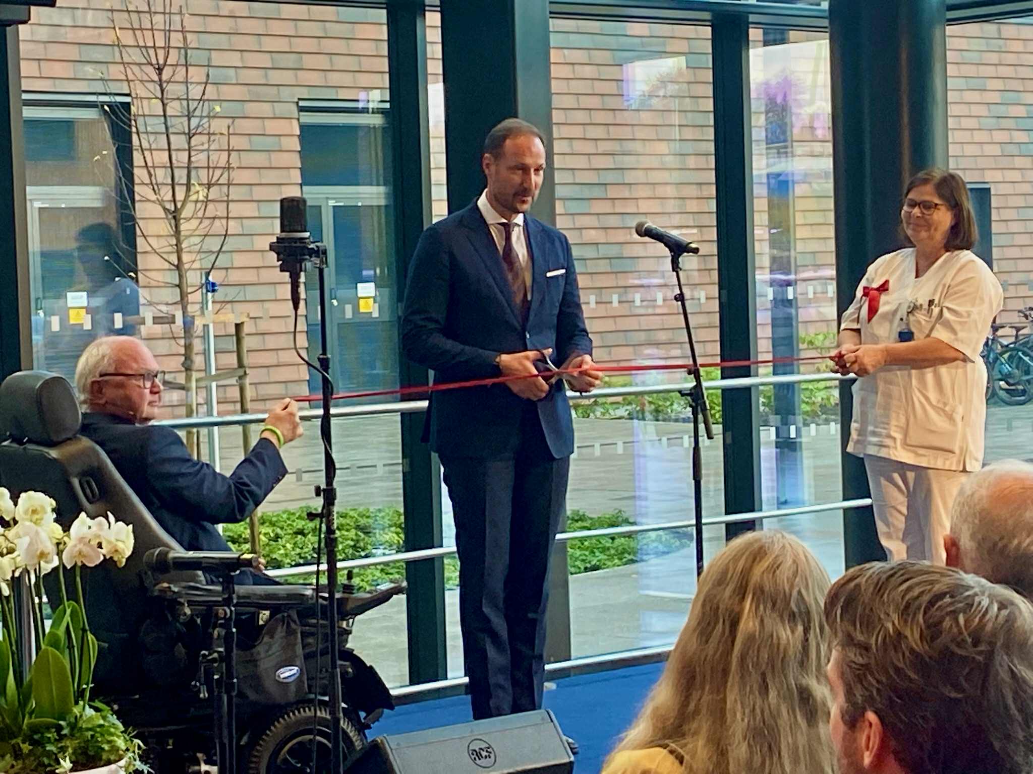 En person som snakker til en gruppe mennesker